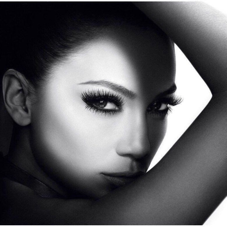 Дівчина з гарними віями