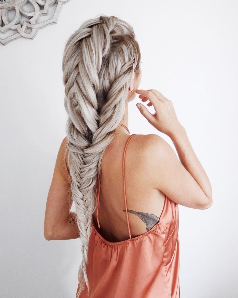 Красива блондинка дівчина з косами.