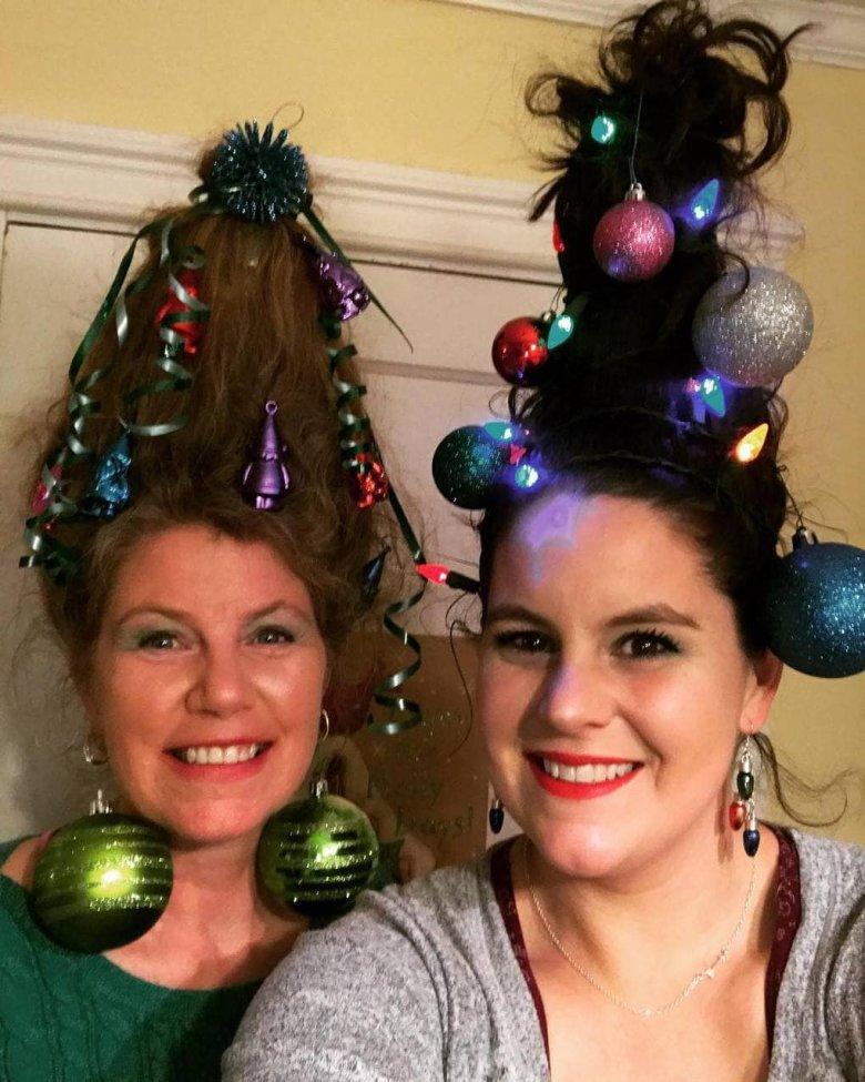 Дівчина біля ялинки в сукні