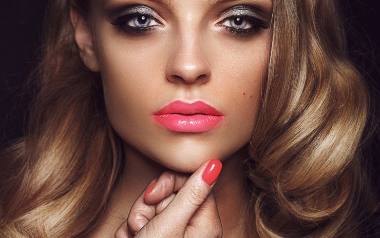 Бежева помада для блондинок