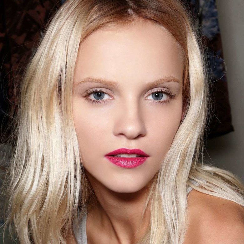 Рожева помада для блондинок