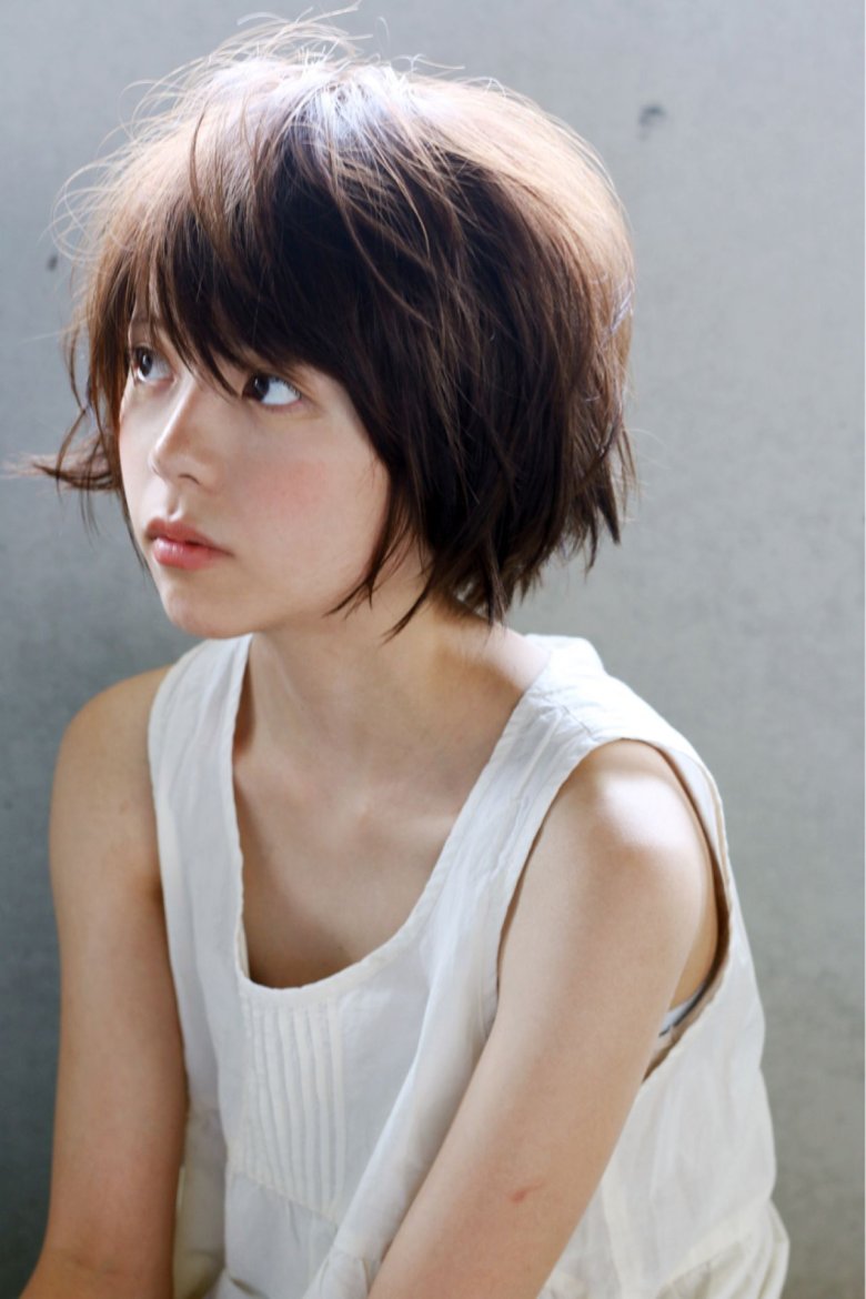 Азіатка з дуже коротким волоссям