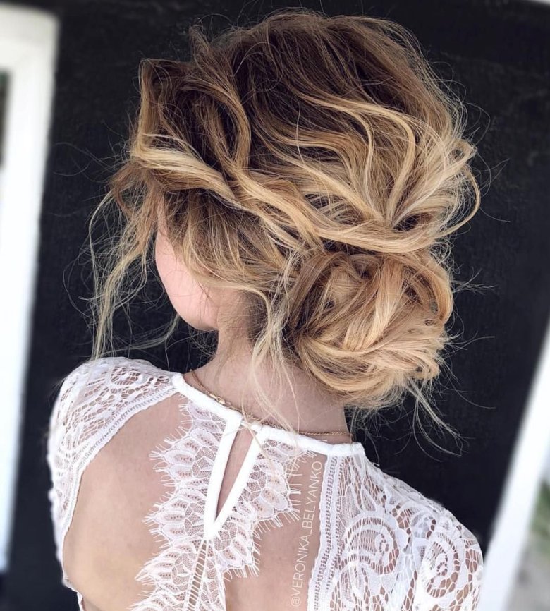 Зачіска з пучком на потилиці