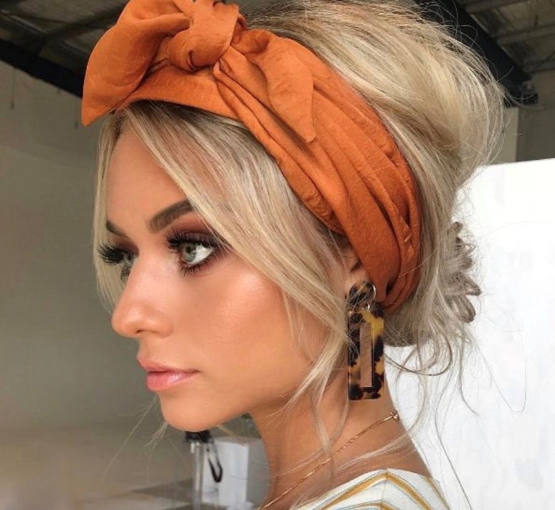 Зачіска з хусткою на середнє волосся