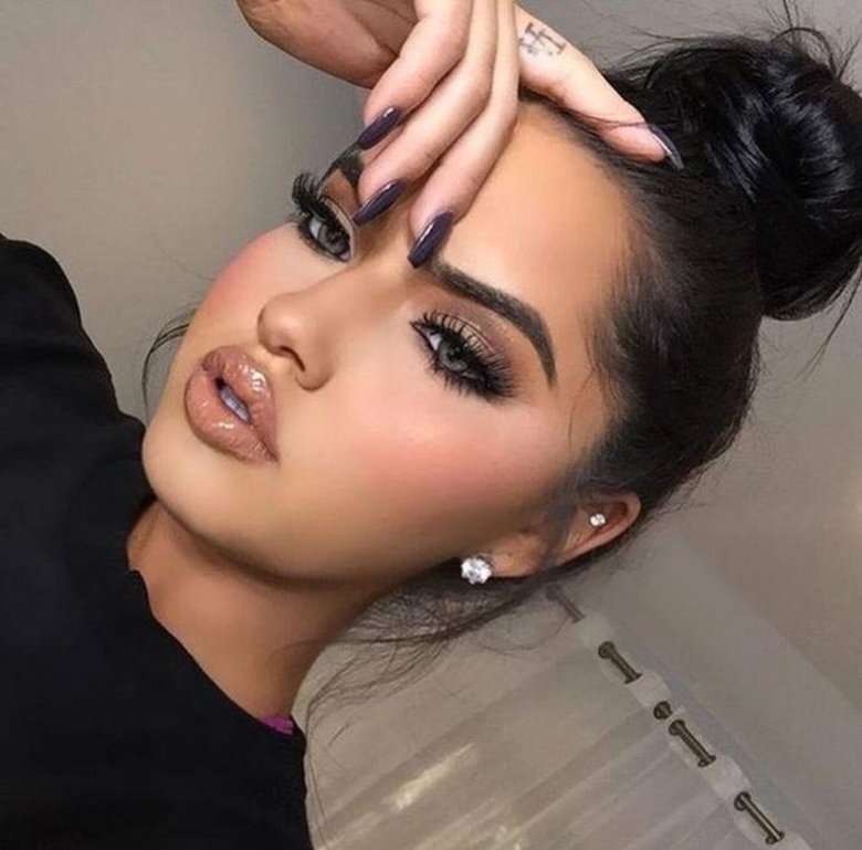 Брюнетка з красивими бровами