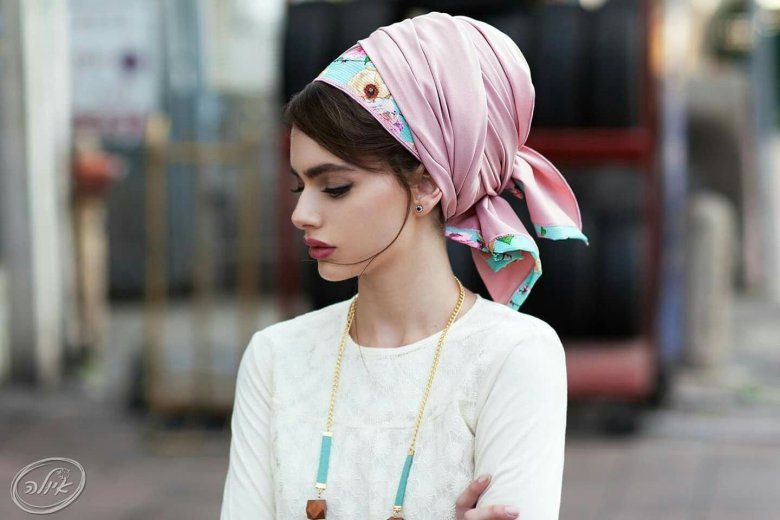 Сукня з хусткою на голові