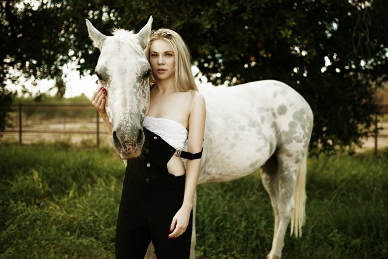 Дівчина на коні