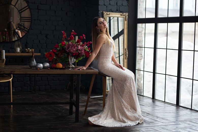 Дівчина в сукні біля дзеркала