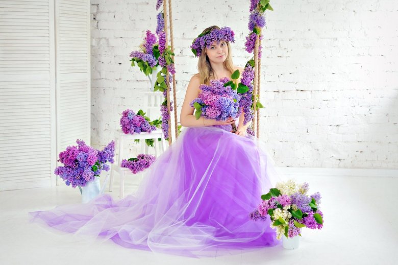 Дівчина у фіолетовому платті