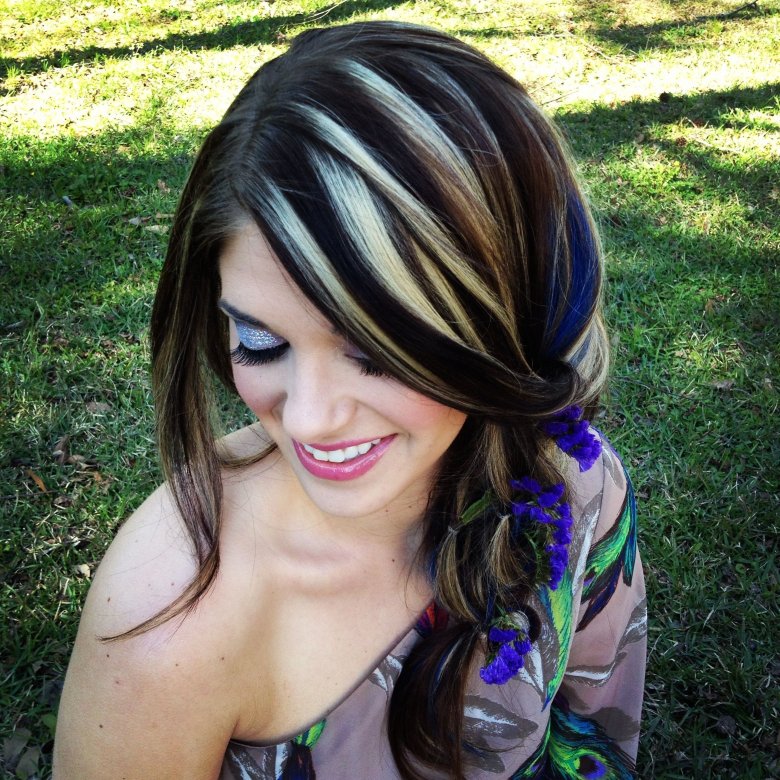 Чорний з білими пасмами