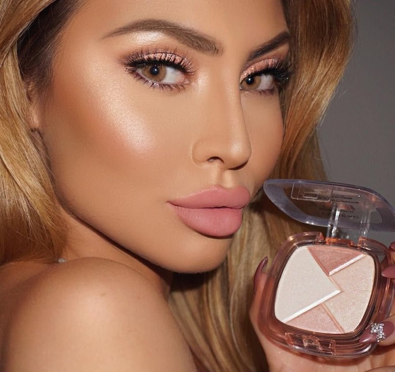 Помада у стилі нюд