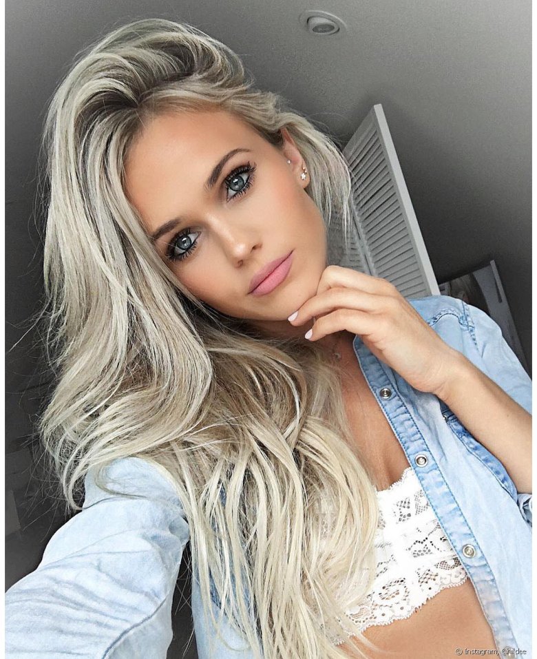 Нарощене чорне волосся мелірування