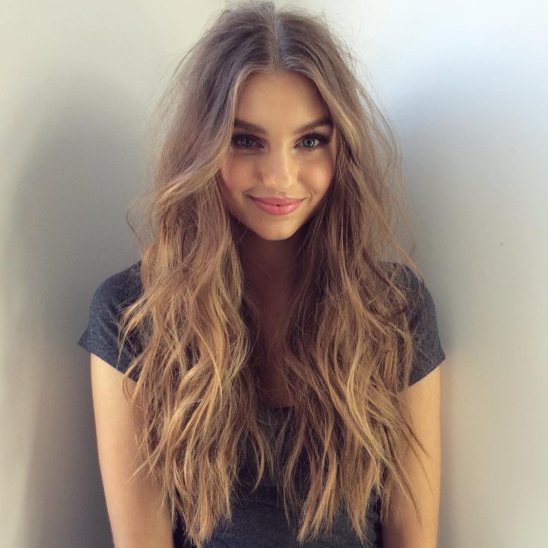 Світлі пасма у обличчя на русявому волоссі