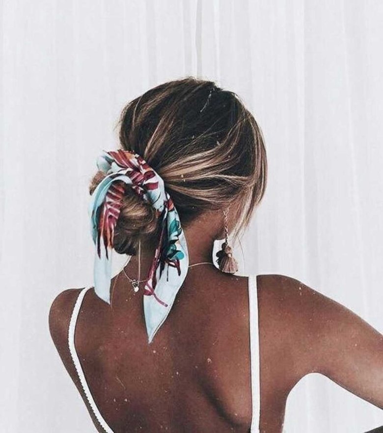 Хустка у волоссі