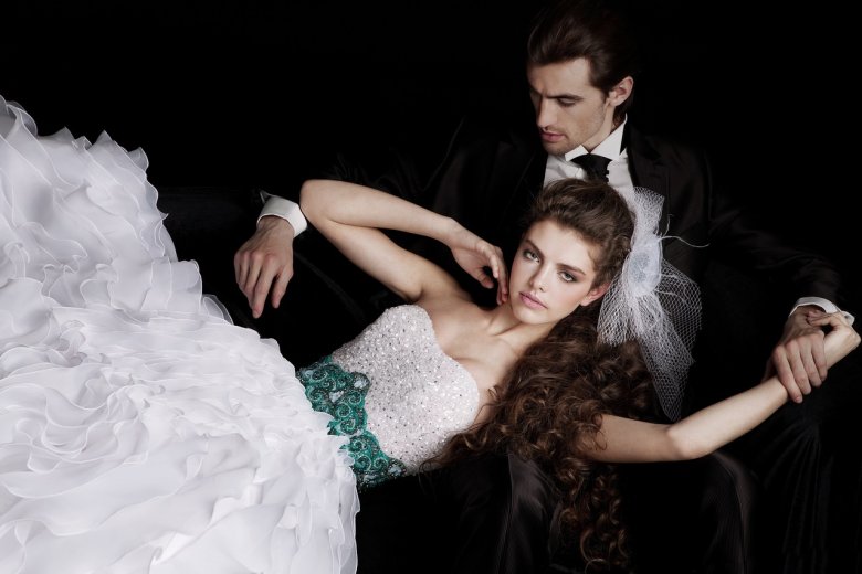 Хлопець у весільну сукню красивий