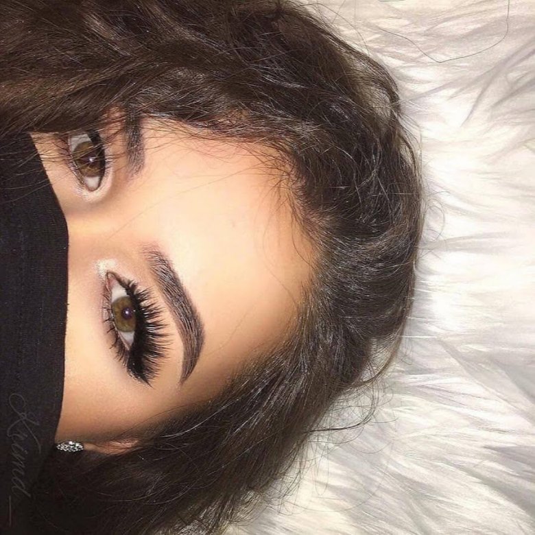 Дівчина з довгими віями