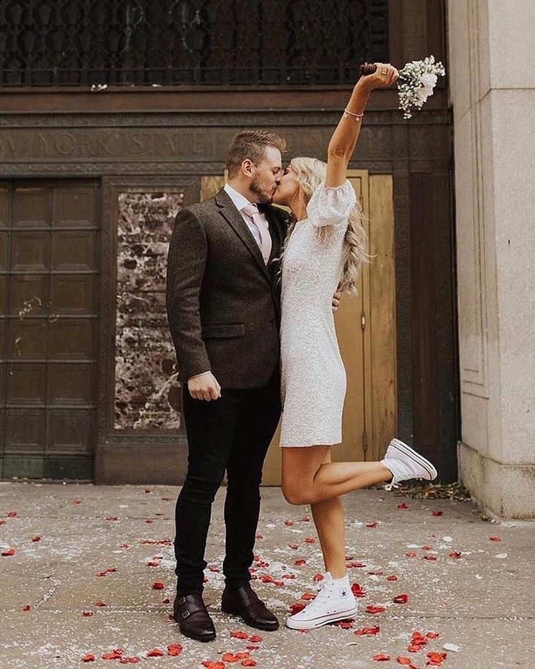 Наречений та наречена у чорних кросівках