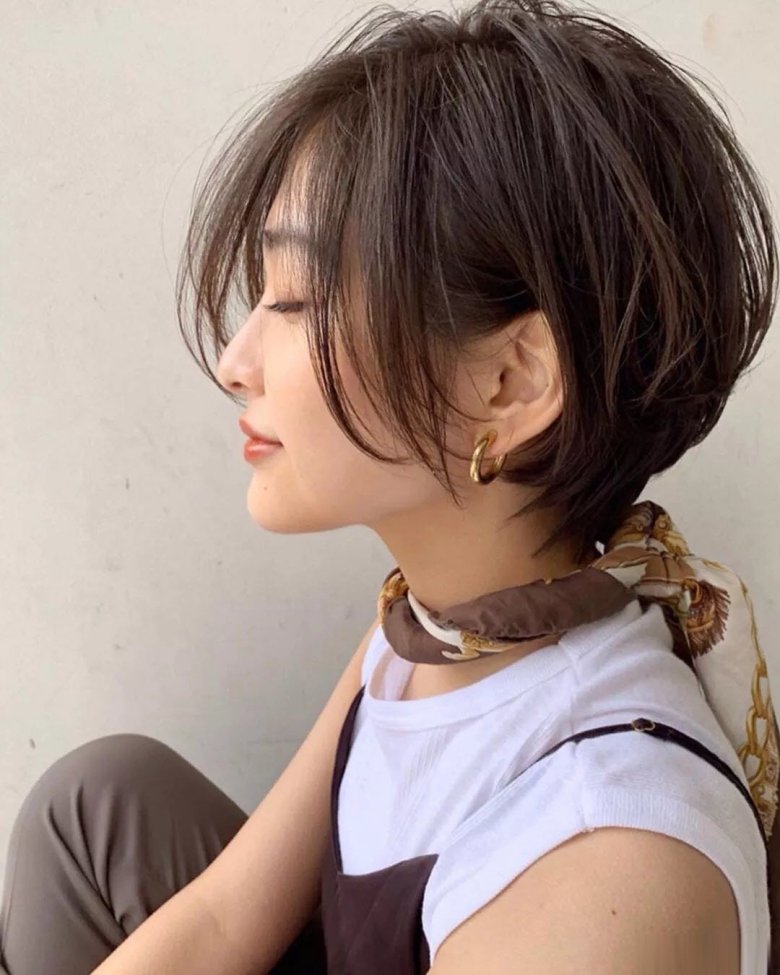 Дуже коротка стрижка для дівчинки підлітка