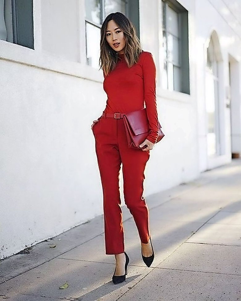 Червоний брючний костюм з кросівками