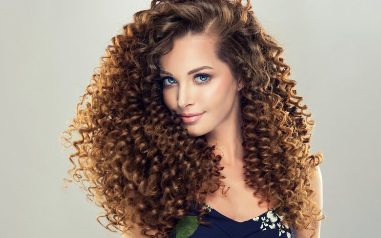 Легка хімічна завивка на довге волосся.