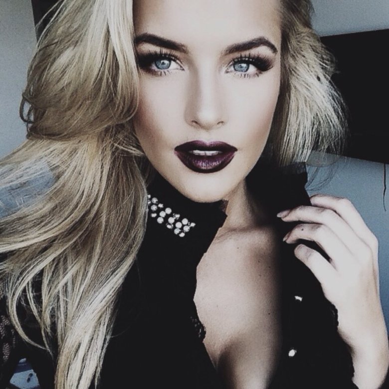 Jean Watts із червоною помадою