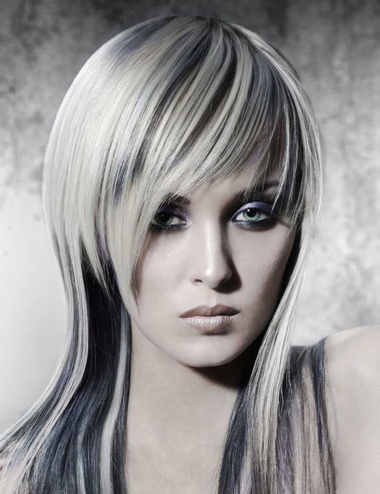 Русе волосся зі справами пасмами