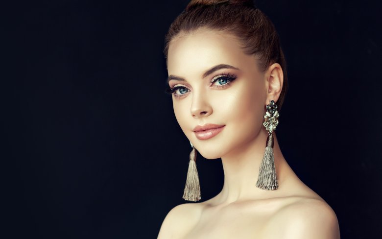 Красиві сережки на дівчину