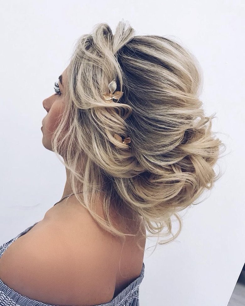 Вечірня зачіска пучок на середнє волосся