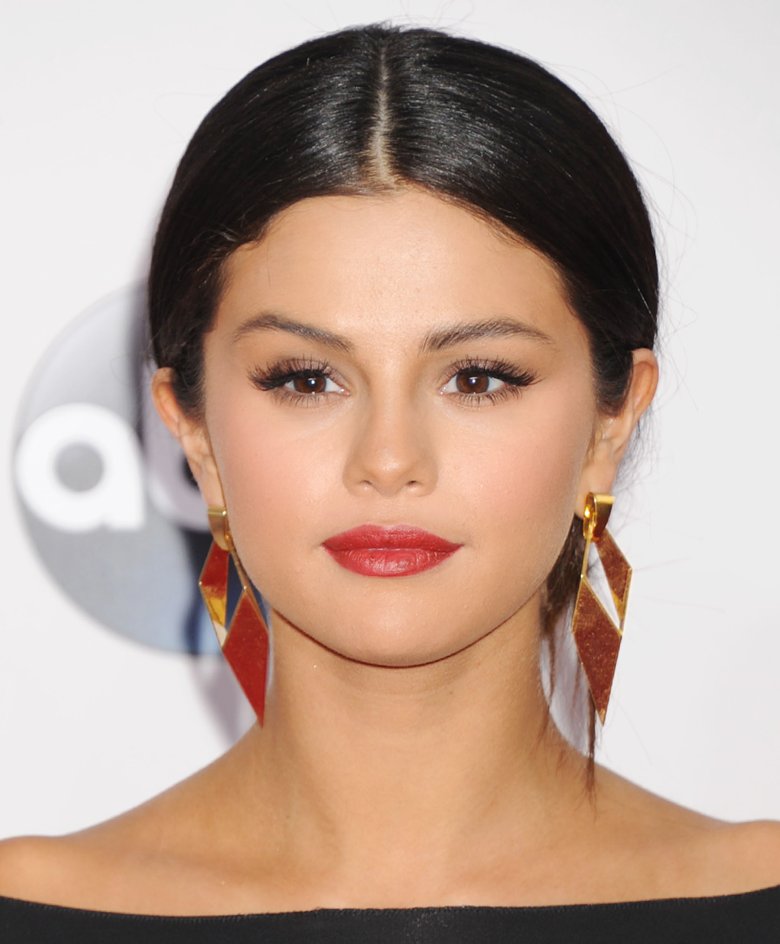 Селена Гомес кругле обличчя