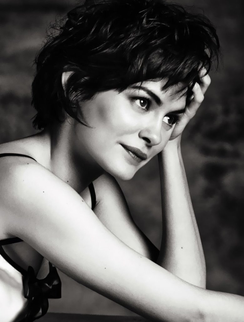 Одрі Тоту з короткою стрижкою зі спини фото