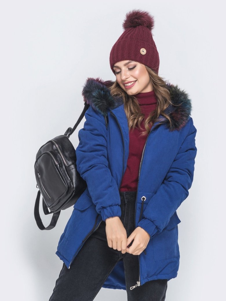 Дівчина в пуховику