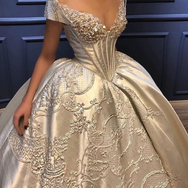 Золота весільна сукня
