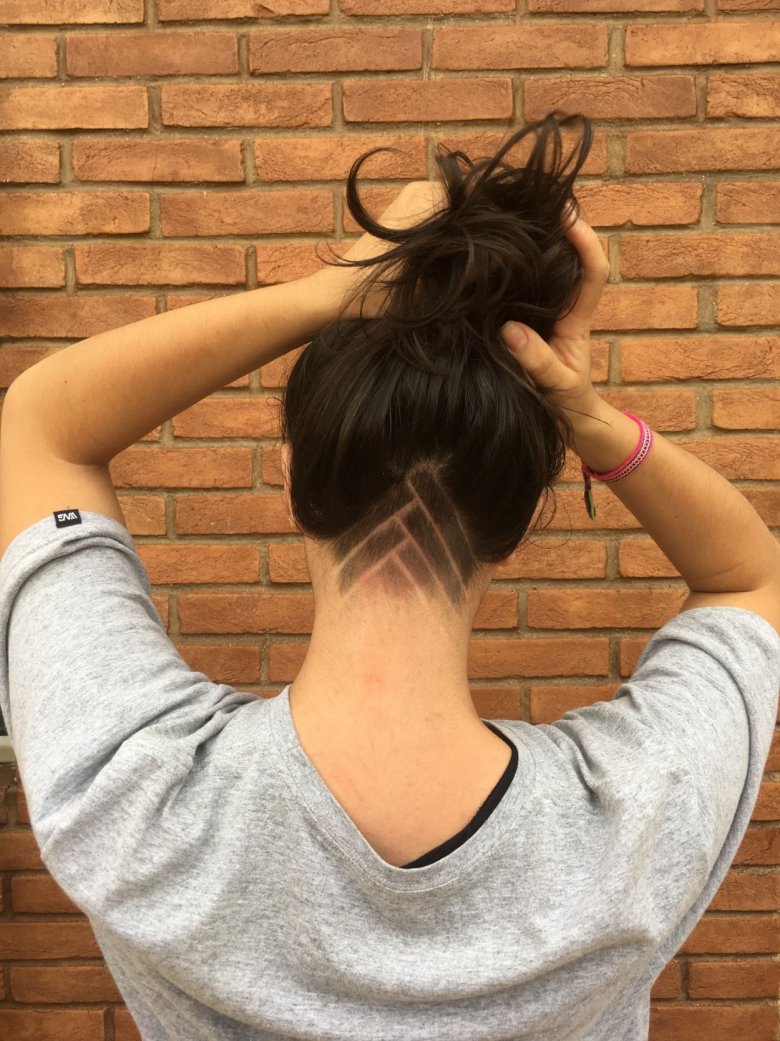 Хайр тату для дівчат на потилиці