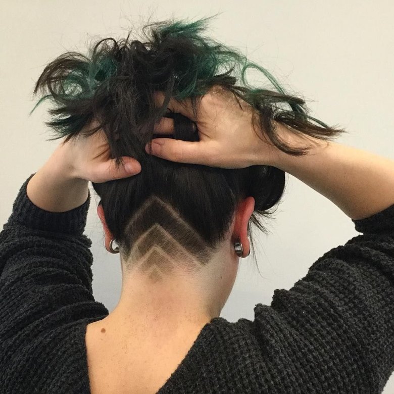 Кучерики з поголеною потилицею