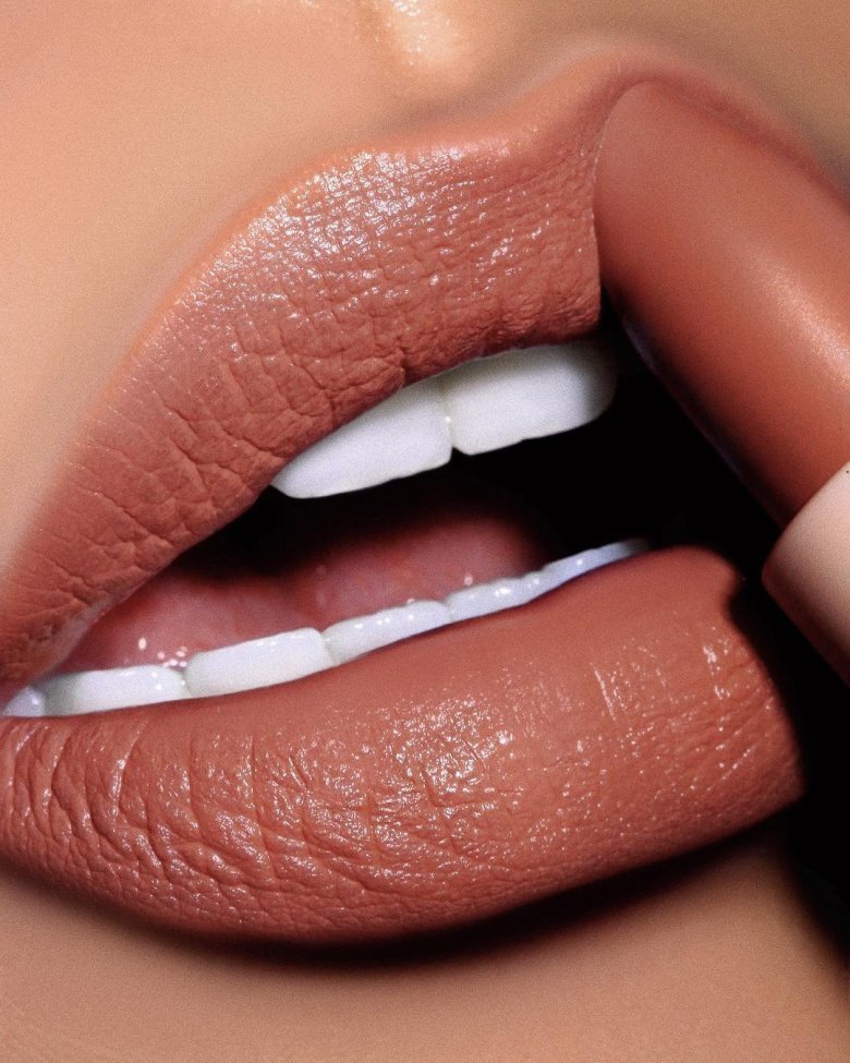 Бежева помада