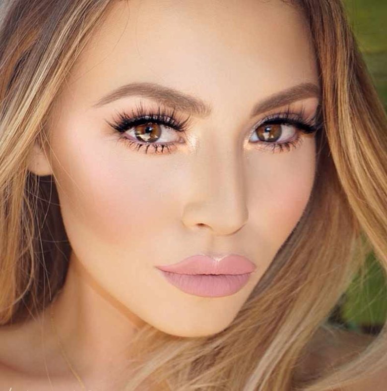 Макіяж з бежевою помадою