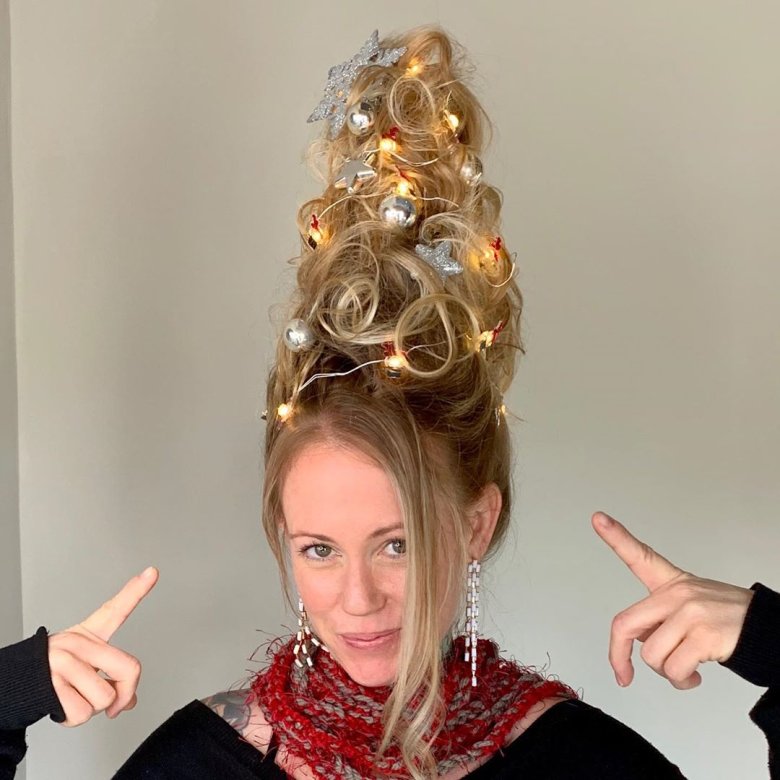 Дівчина біля ялинки