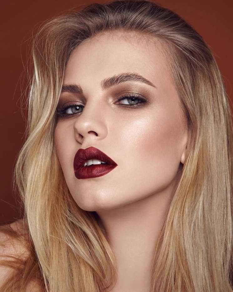 Бордова помада для блондинок