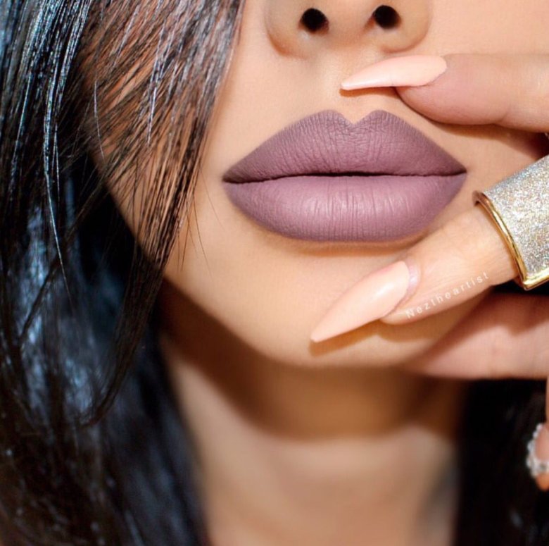 Блідо-фіолетова помада