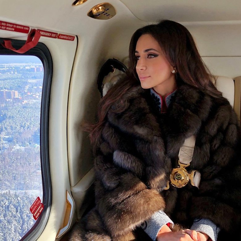 Дівчина в шубі