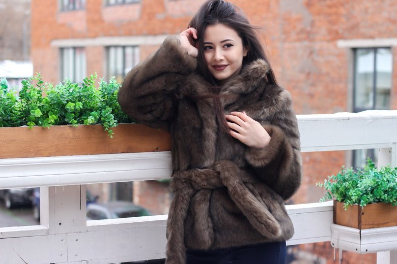 Дівчина в шубі в машині