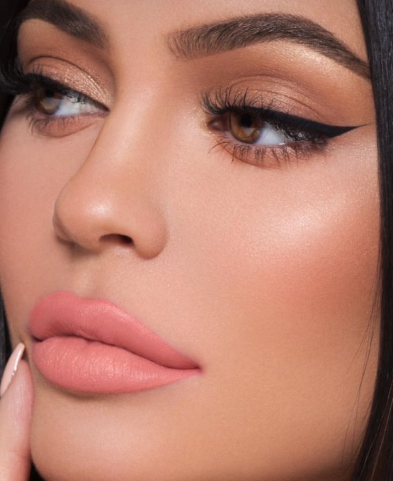 Брови Кайлі Дженнер