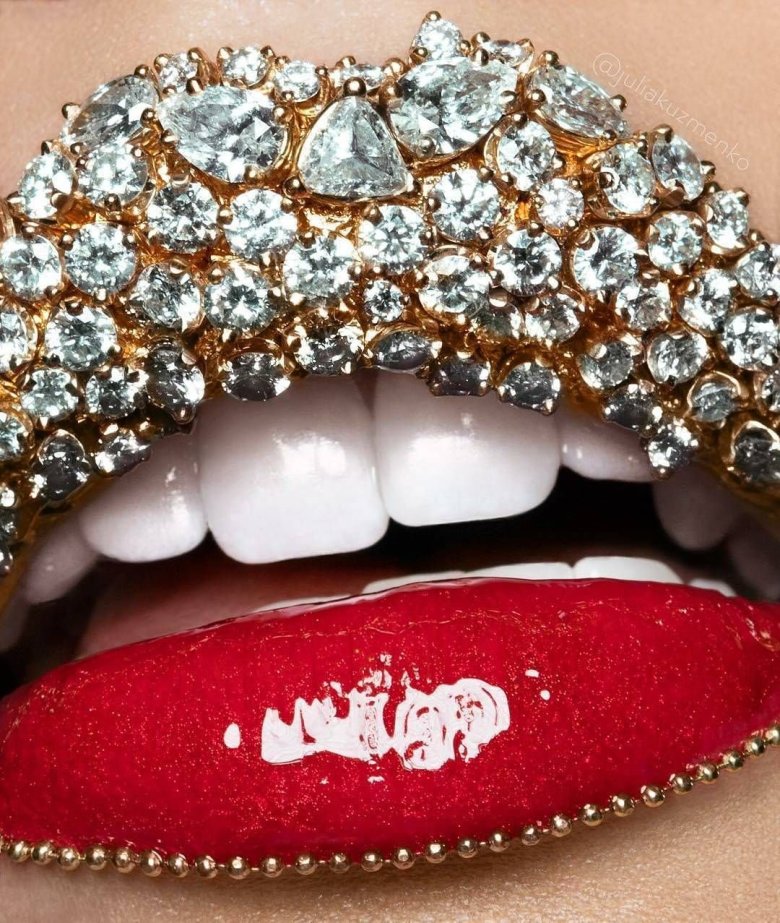 Пофарбовані губи з блискітками