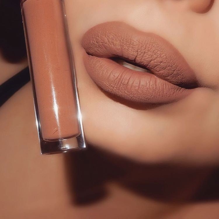 Помада кольору нюд