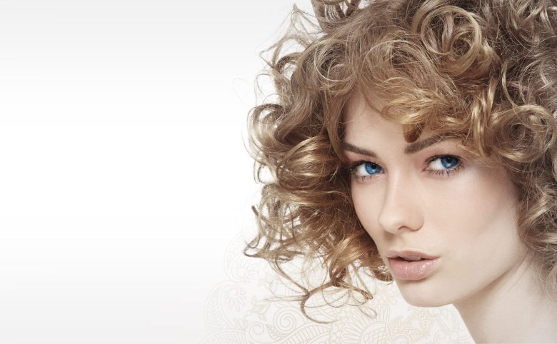 Легка хімічна завивка на довге волосся.