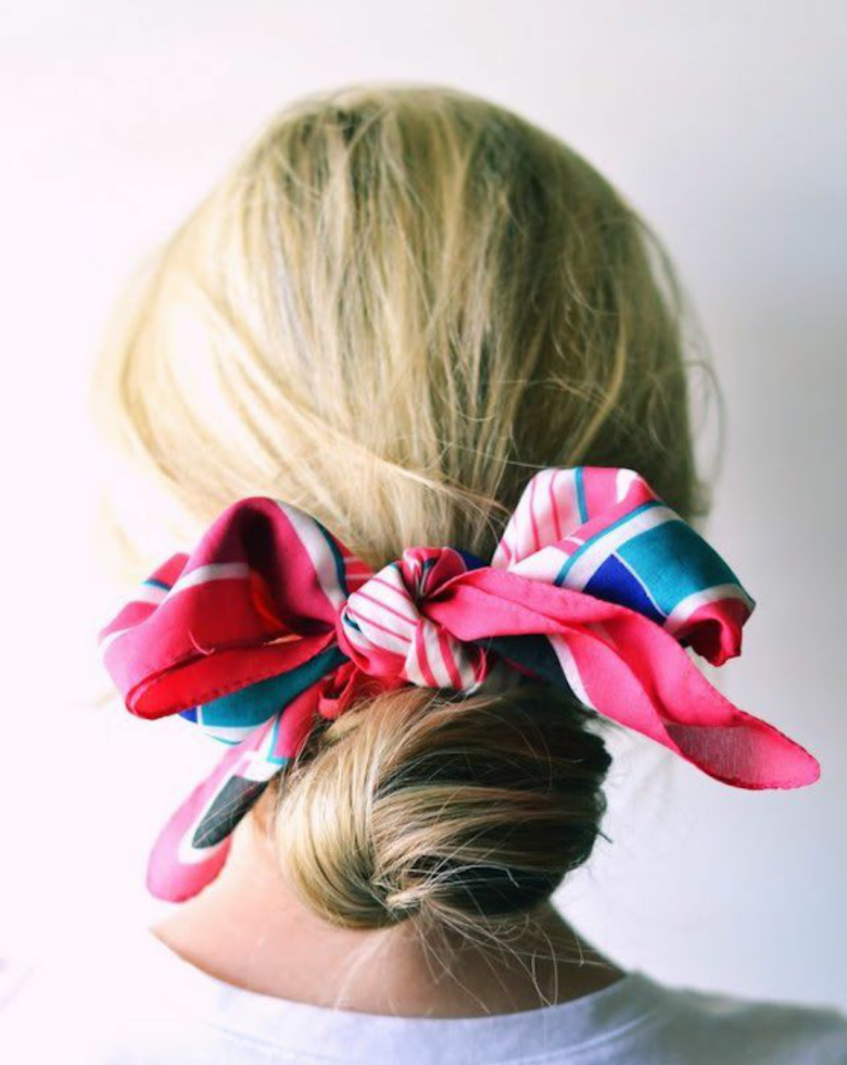 Зачіска з шарфом у волоссі