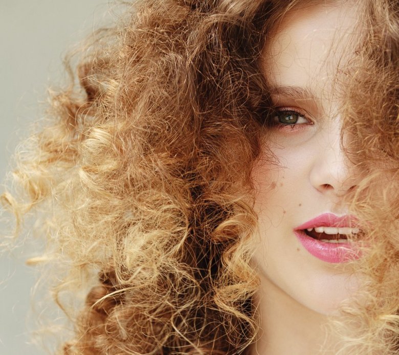 Блондинка з пишним волоссям