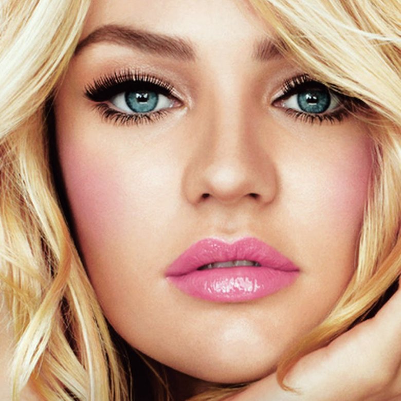 Рожевий макіяж для блондинок