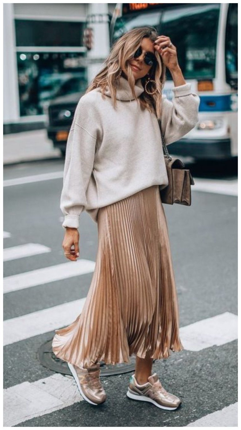 Біла плісирована спідниця