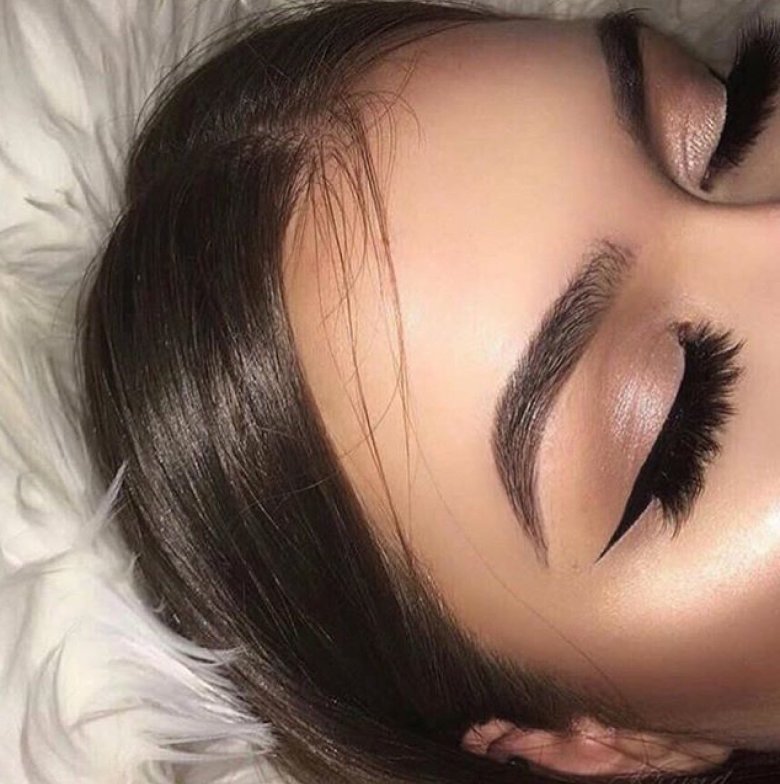 Дівчина з нарощеними віями